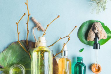 Homeopatik yağlar, bağırsak sağlığı doğal kozmetik, hafif bir arka plan üzerinde cilt bakımı için yağlar için diyet takviyeleri.
