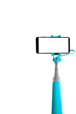 Monopod ile akıllı telefon selfie için. Selfie sopa ile beyaz arka plan üzerinde izole smartphone