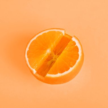 Kavram Vitamin C. taze turuncu turuncu arka plana hap şeklinde. Metafor minimalizm yakın çekim