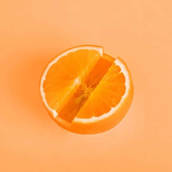Concepto Vitamina C. Naranja fresco en forma de píldora Fondo naranja. Metáfora Minimalismo Primer plano —  Fotos de Stock