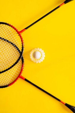 Volant ve raket, badminton sarı zemin üzerine. Kavram heyecan direnç, rekabet. Pop Art minimalizm.