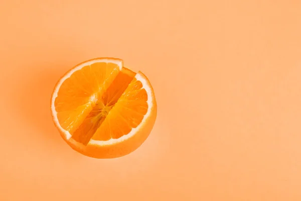 Conceito Vitamina C. Laranja fresca em forma de pílula Fundo laranja. Metáfora Minimalismo Close-up — Fotografia de Stock