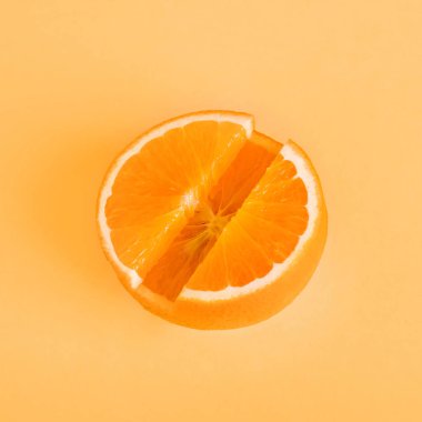 Bir hap şeklinde Vitamin C. taze turuncu kavramı. Metafor minimalizm yakın çekim.
