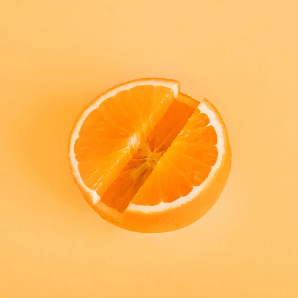 Conceito Vitamina Laranja Fresca Forma Uma Pílula Metáfora Minimalismo Close — Fotografia de Stock