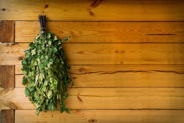 Huş ağacı ahşap bir duvara asılı banyo russain banyosunda süpürgeler süpürgeler. Kopya alanı