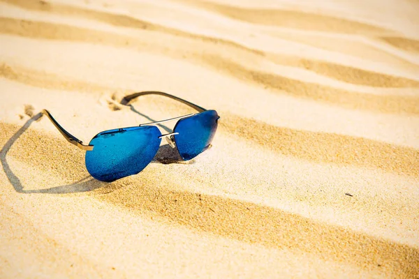 Zrcadlové Brýle Písečné Pláži Selektivní Fokus Plážové Doplňky Písku Prázdnin — Stock fotografie