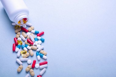 Çeşitli ilaç tıp tabletler ve kapsüller. Çeşitli tıp hapları farklı renk beyaz arka plan üzerinde yığın.