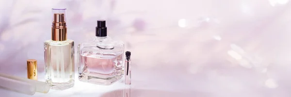 Διαφορετικό άρωμα μπουκάλια και δειγματολήπτη σε ροζ floral φόντο. Συλλογή αρωματοποιίας, καλλυντικά Banner — Φωτογραφία Αρχείου