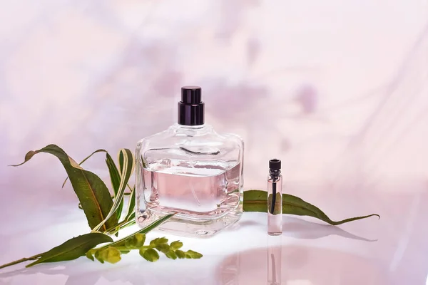 Parfümflasche Auf Hellrosa Floralem Hintergrund Selektiver Fokus Parfümerie Kollektion Kosmetik — Stockfoto