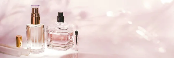 Flacon Parfum Sur Fond Floral Rose Clair Concentration Sélective Collection — Photo