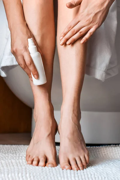 Péče o tělo. Mladá žena v koupelně, hladil jí nohy. Anticelulitidní ošetření pro krásné udržované nohy — Stock fotografie
