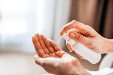 Bir kadın bir şişe veya sıvı doğal sabun kozmetik ellerde koyar. Vücut bakım kavramı