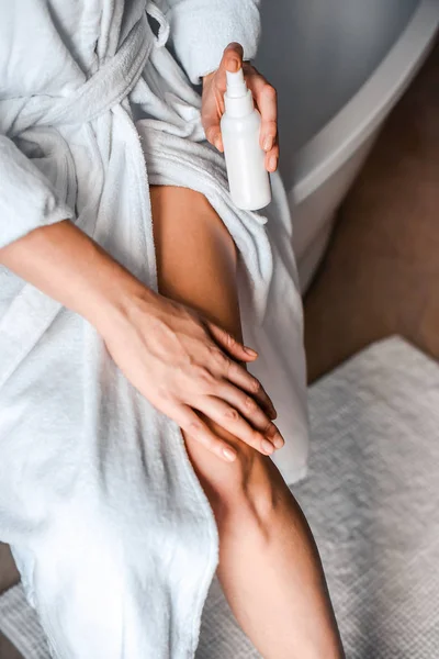 Cuidado com o corpo. Uma jovem mulher no banheiro aplica creme natural às pernas. Contra varizes e edema de pernas — Fotografia de Stock