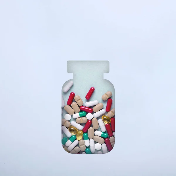 Бутылка с различными таблетками и таблетками. Минимализм. Концепция оказания первой помощи при жаре, температуре . — стоковое фото