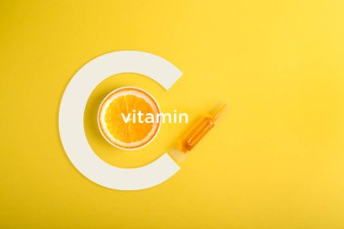Serum ve vitamin C. uçucu yağ düşük narenciye ile kozmetik.