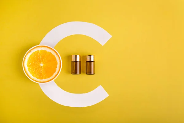 Soro e cosméticos com vitamina C. Óleo essencial de citrinos . — Fotografia de Stock