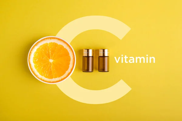 Serum och kosmetika med vitamin C. eterisk olja från citrusfrukter. — Stockfoto