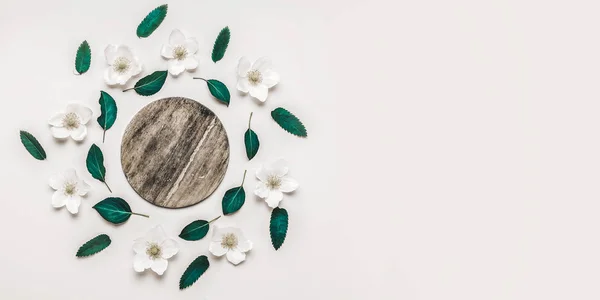 Kreativních rozložení bílých květin a rostlin s kopií prostor pro psaní. Nápis — Stock fotografie