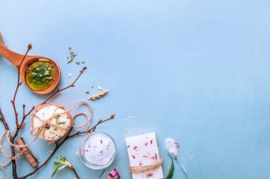 Doğal el yapımı sabun, spa organik, aromatik tuz. Düz mavi bir arka plan üzerinde yatıyordu