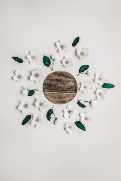 Diseño creativo de flores y plantas blancas con espacio de copia para escribir . — Foto de Stock