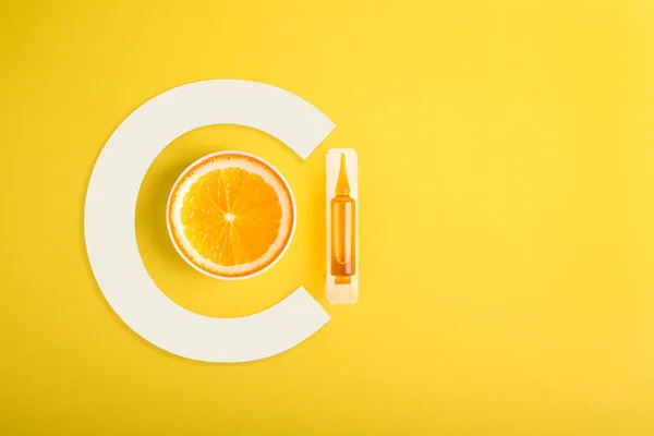 Suero y cosméticos con vitamina C. Aceite esencial de cítricos . —  Fotos de Stock