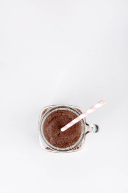 Protein içeceği, çikolata ve kakao beyaz zemin üzerinde bir kavanoza ile güler yüzlü