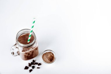 Protein kakao ve toz beyaz zemin üzerine bir bardak