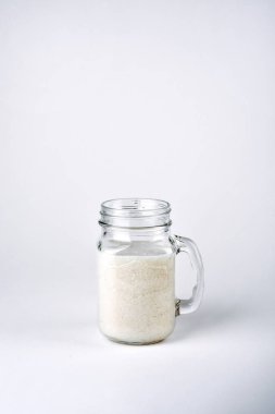 Protein sütlü kokteyl, vanilya bir cam kavanoz payet ile. Spor ve beslenme