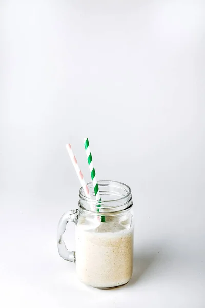 Coctel de proteínas con leche, vainilla en un frasco de vidrio con pajitas. Nutrición deportiva — Foto de Stock