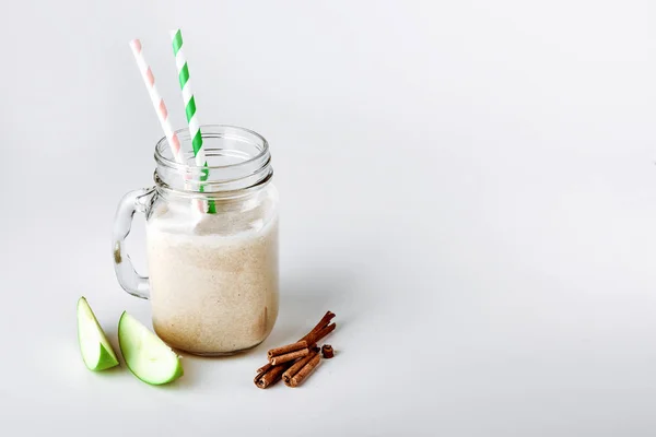 Proteína de cóctel, batido con manzana, canela en un vaso. nutrición funcional — Foto de Stock