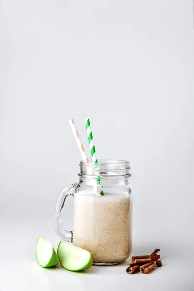 Proteína de cóctel, batido con manzana, canela en un vaso. nutrición funcional — Foto de Stock