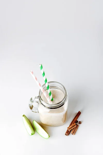 Proteína de cóctel, batido con manzana, canela en un vaso. nutrición funcional — Foto de Stock