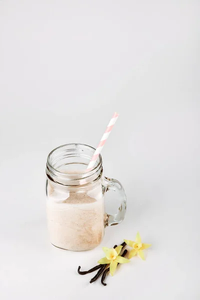 Coctel de proteínas con leche, vainilla en un frasco de vidrio con pajitas. Nutrición deportiva — Foto de Stock