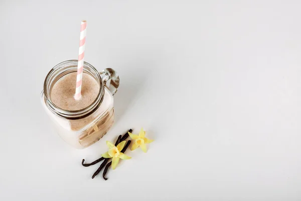 Cocktail proteico con latte, vaniglia in un barattolo di vetro con cannucce. Alimentazione sportiva — Foto Stock