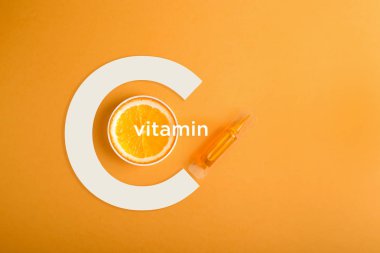Serum ve vitamin C. uçucu yağ düşük narenciye ile kozmetik.