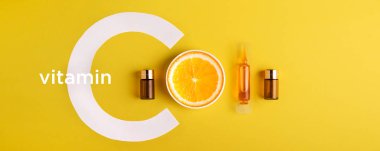 Serum ve kozmetik vitamin C. uçucu yağ düşük narenciye ile. afiş