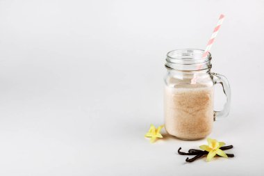 Protein sütlü kokteyl, vanilya bir cam kavanoz payet ile. Spor ve beslenme