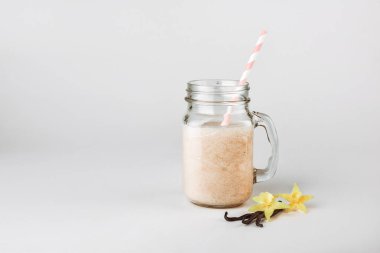 Protein sütlü kokteyl, vanilya bir cam kavanoz payet ile. Spor ve beslenme