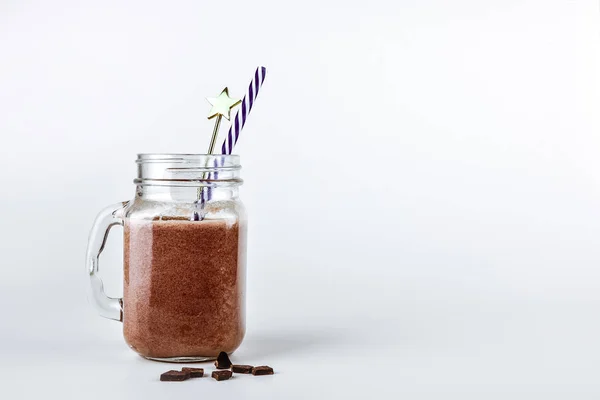 Rastra de café en un frasco de vidrio con pajitas y decoración. Proteína de cacao — Foto de Stock