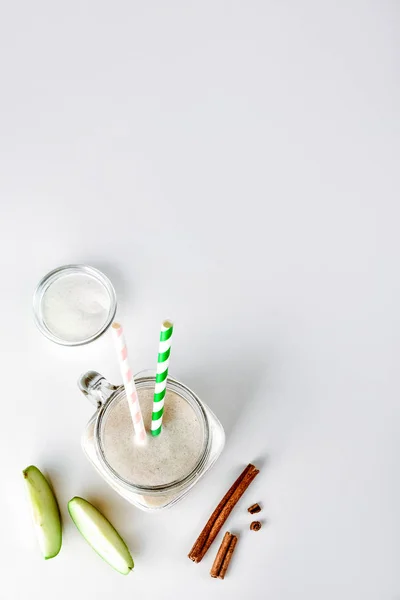 Proteína de cóctel, batido con manzana, canela en un vaso. nutrición funcional — Foto de Stock