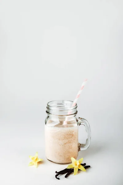 Coctel de proteínas con leche, vainilla en un frasco de vidrio con pajitas. Nutrición deportiva — Foto de Stock