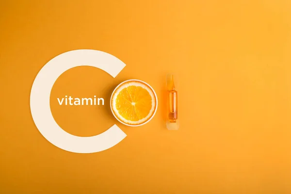 Serum ve vitamin C. uçucu yağ düşük narenciye ile kozmetik.