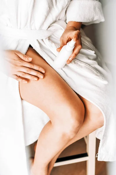 Cuidado com o corpo. Uma jovem mulher no banheiro aplica creme natural às pernas. Anti-celulite — Fotografia de Stock