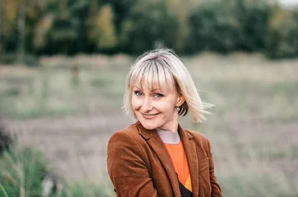 Junge, hübsche Blondine mit natürlichem Hintergrund. Spaziergang im Freien. — Stockfoto