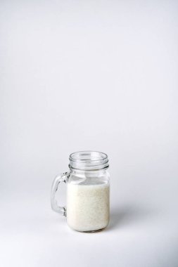 Protein kokteyl, süt ile güler yüzlü, vanilya bir cam çubuk ile.