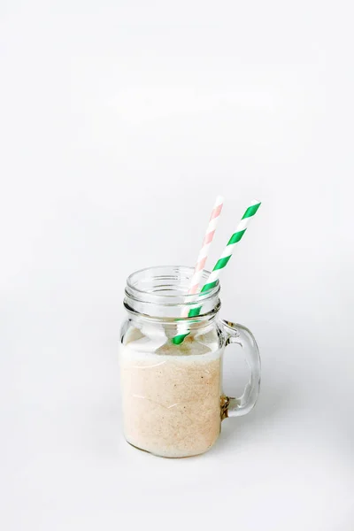 Coctel de proteínas con leche, vainilla en un frasco de vidrio con pajitas. Nutrición deportiva — Foto de Stock