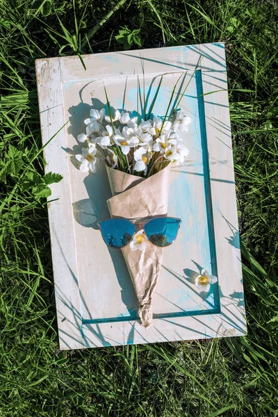 Konsept yaz arka plan. Bouquet kağıt ve güneş gözlüğü ahşap bir arka planda sarılmış — Stok fotoğraf