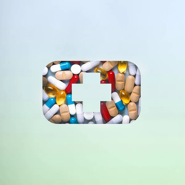 Kit de primeros auxilios con pastillas Minimalismo. Concepto de primeros auxilios en caso de enfermedad y frío Tratamiento domiciliario — Foto de Stock