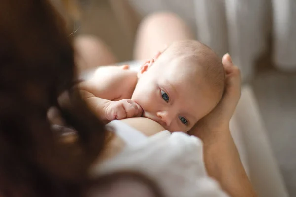 Lactancia materna. La hermosa madre pelirroja amamanta a un bebé recién nacido. Fotos de aspecto natural —  Fotos de Stock