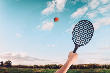 Gökyüzüne karşı badminton veya plaj tenisi yaz oyunu. Yaz aile eğlence kavramı